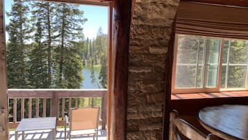 Hytte – classic, 1 kingsize-seng, ikke-røyk (Cabin 4 or 5) | Oppholdsområde | En 32-tommers Flatskjerm-TV med digitale kanaler samt TV og DVD-spiller