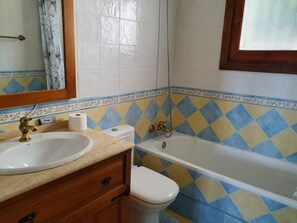 Serviettes fournies, papier toilette