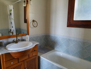 Serviettes fournies, papier toilette