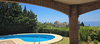 Villa with panoramic sea views near the beach, private pool, garage, 3 bedrooms    