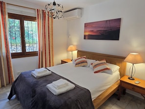 3 chambres, coffres-forts dans les chambres, fer et planche Ă repasser