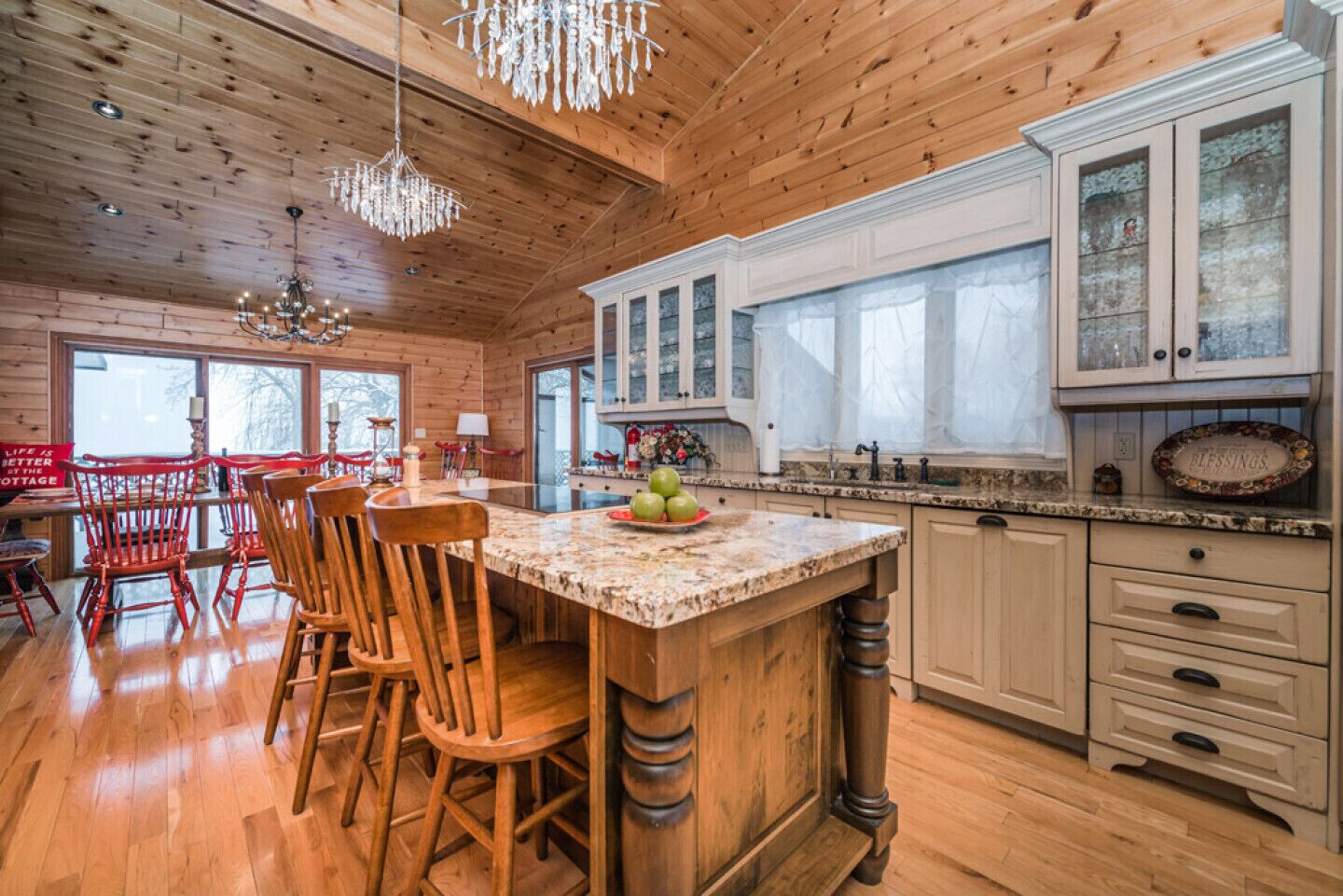 Luxurious All-season Simcoe Lakefront Cottage