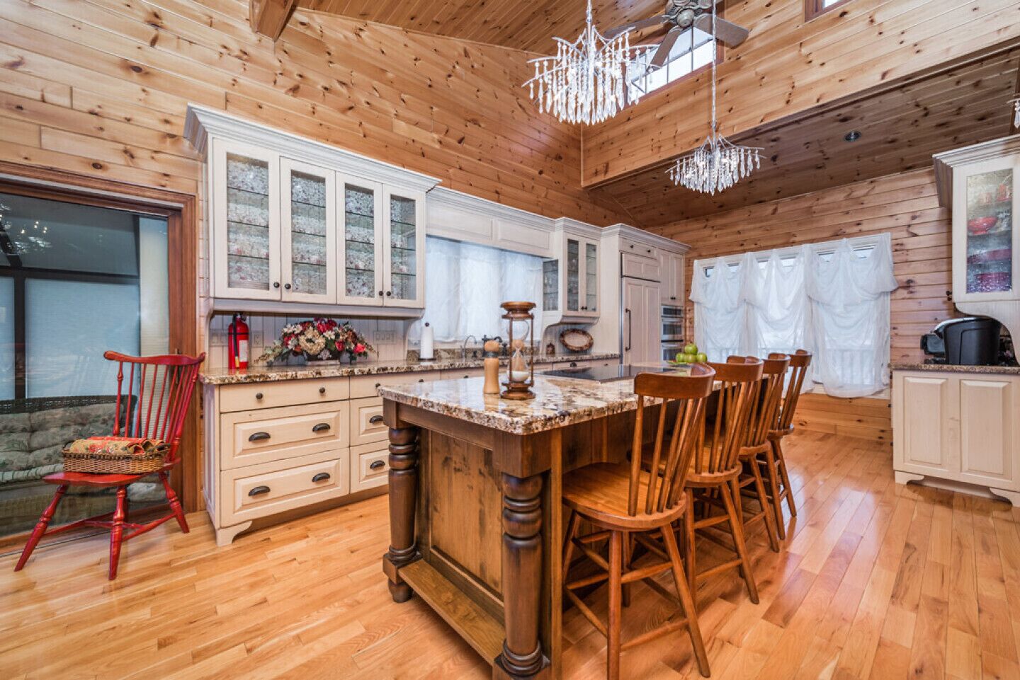 Luxurious All-season Simcoe Lakefront Cottage