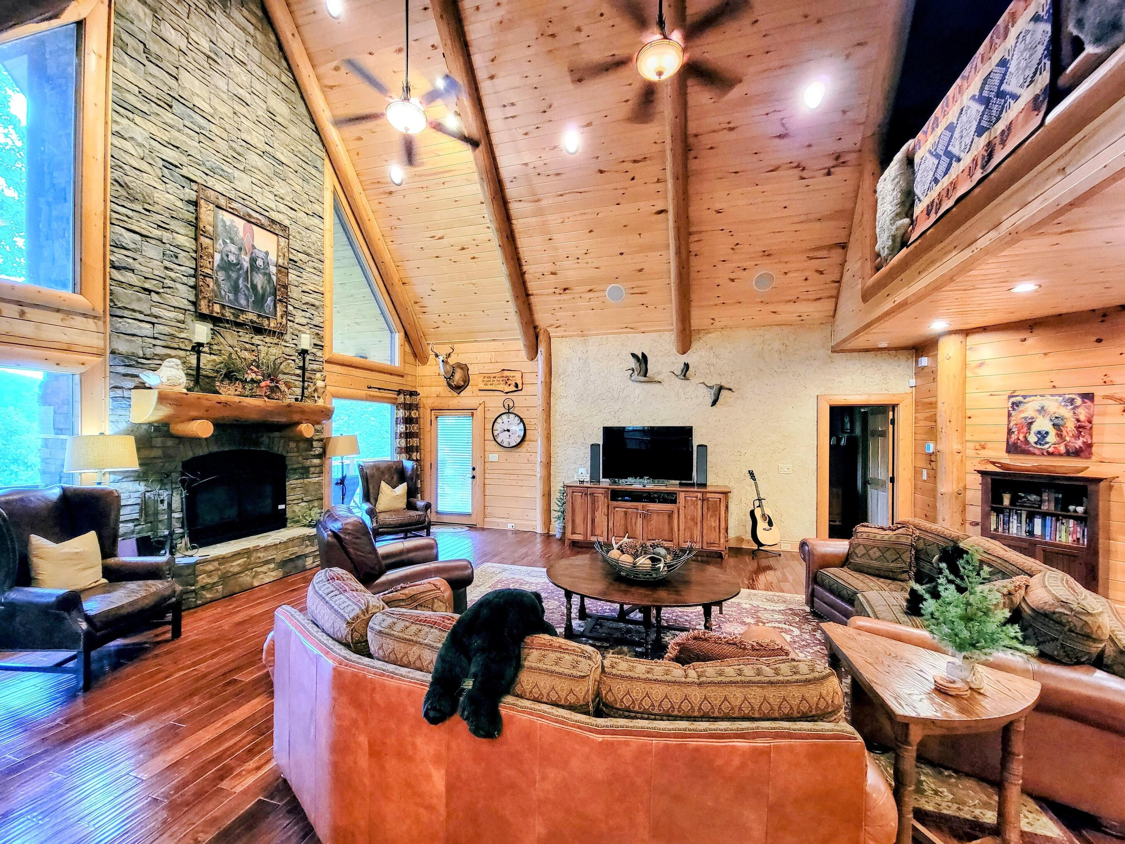 🎯8min2BR LuxLodge 💯PAVED Hot💦Tub with 👀Views, Pool Table🎱 and Foosball⚽