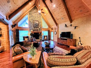 Smart TV, fireplace, DVD player, stereo - Lux/VIEWS/8min2BR/Spa/Gameroom/Firepit/Paved (Cherry Log)