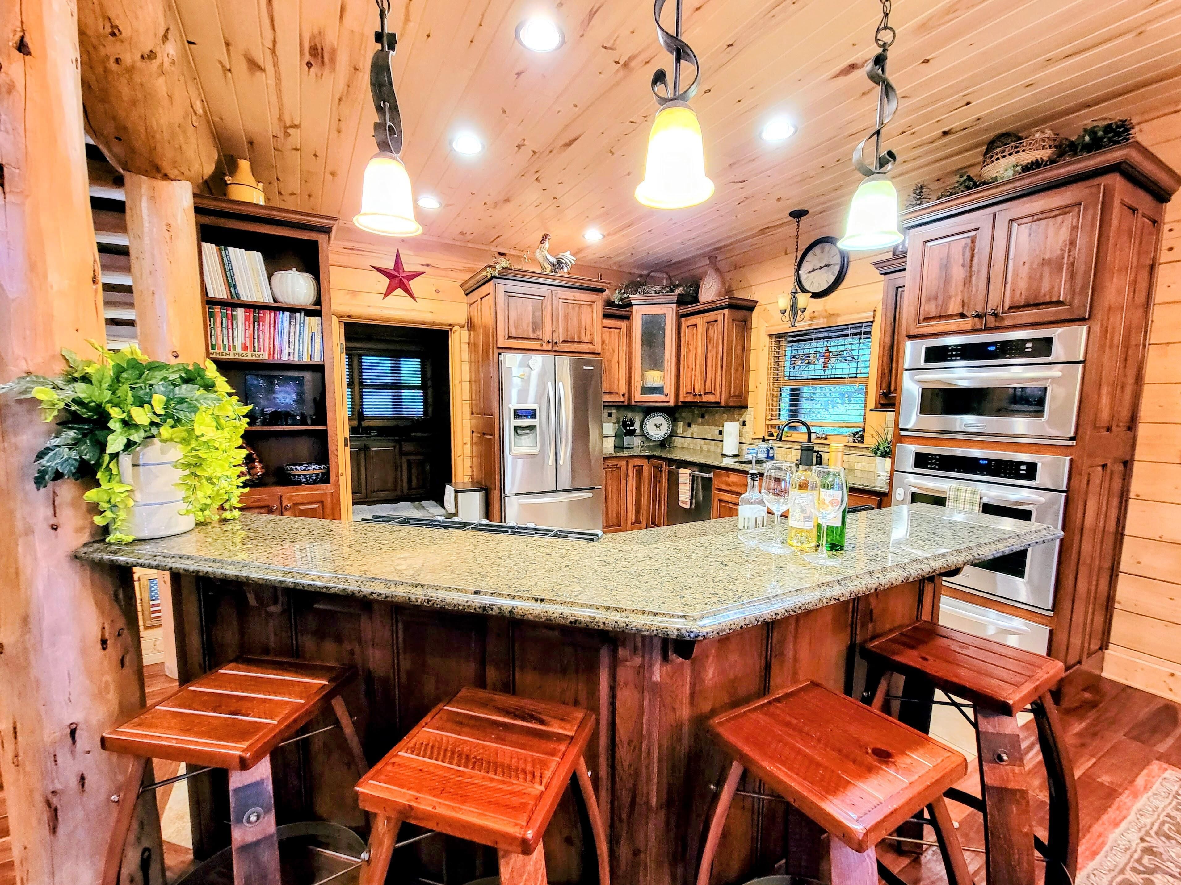 🎯8min2BR LuxLodge 💯PAVED Hot💦Tub with 👀Views, Pool Table🎱 and Foosball⚽