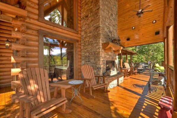 Outdoor dining - Lux/VIEWS/8min2BR/Spa/Gameroom/Firepit/Paved (Cherry Log)