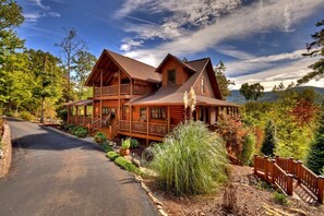 Exterior - Lux/VIEWS/8min2BR/Spa/Gameroom/Firepit/Paved (Cherry Log)