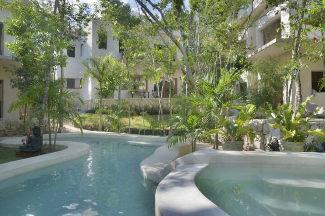 สระว่ายน้ำกลางแจ้ง เปิด 8:30 น. ถึง 22:00 น., เก้าอี้อาบแดดริมสระ