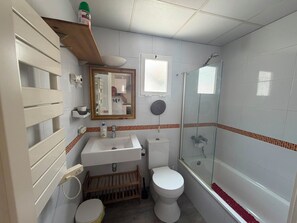 Un bagno con WC, lavabo e doccia.