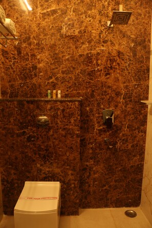 Tina con regadera, secadora de cabello, bidet, toallas 