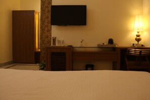 8 bedrooms, desk, free WiFi, bed sheets