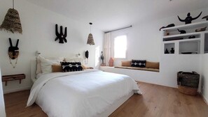 5 bedrooms, iron/ironing board, free WiFi, bed sheets