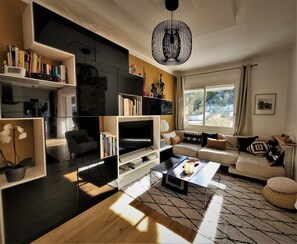 تلفزيون ذكي، مدفأة، ألعاب فيديو، مشغل دي في دي