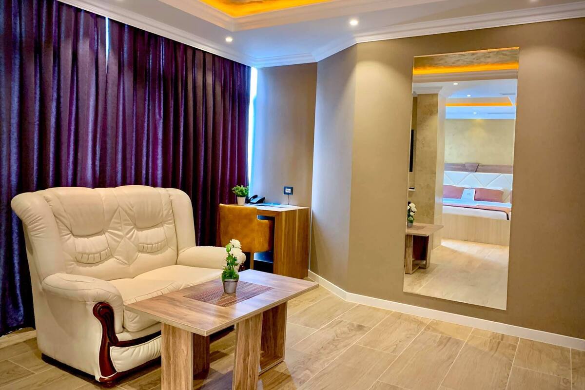 Exclusive-Suite, 1 King-Bett, barrierefrei, Gartenblick | Sitzecke in der Lobby