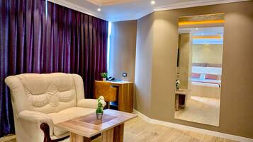 Suite exclusiva, 1 cama King size, con acceso para personas discapacitadas, vista al jardín | Sala de estar en el lobby