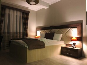 Dobbeltrom – deluxe, 1 kingsize-seng, tilgjengelighetstilpasset, hageutsikt | Minibar, safe på rommet, individuelt dekorert og individuelt innredet