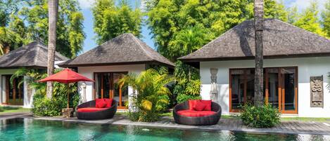 Außenpool, Liegestühle