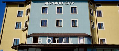 Vista frontal de la propiedad