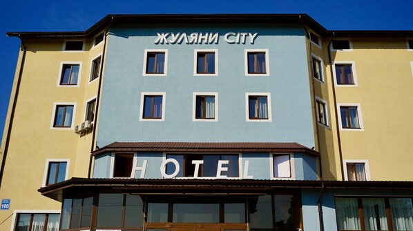 Front of property - Hotel & Restaurant Zhuliany City (Sofiivska Borschahivka)