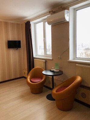 Schallisolierte Zimmer, kostenloses WLAN, Bettwäsche