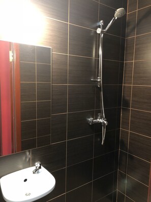 Slaapzaal, meerdere bedden, niet-roken | Badkamer | Een douche, gratis toiletartikelen, handdoeken
