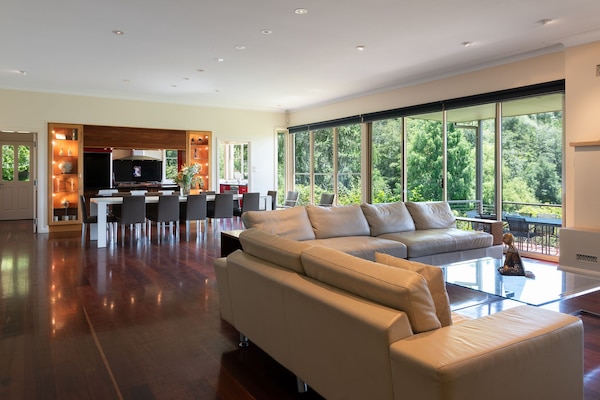 Dantosa House's spacious living room.