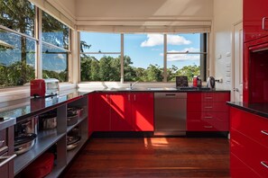 Een koelkast, een microgolfoven, een oven, een kookplaat