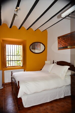 4 bedrooms, iron/ironing board, free WiFi, bed sheets