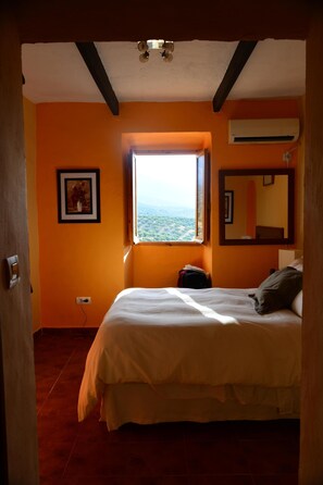 4 bedrooms, iron/ironing board, free WiFi, bed sheets - Rural casa set amonst the olives (Martos)
