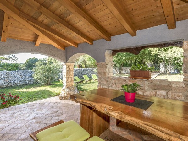 Terrace/patio - Stunning private villa for 6 guests with WIFI, A/C, TV, terrace and pets allowed (Pazin)
