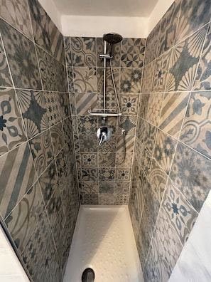 Dusche, Haartrockner, Bidet