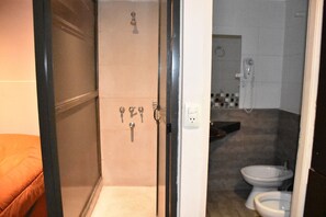 Buồng tắm vòi sen, đồ dùng nhà tắm miễn phí, khăn tắm 