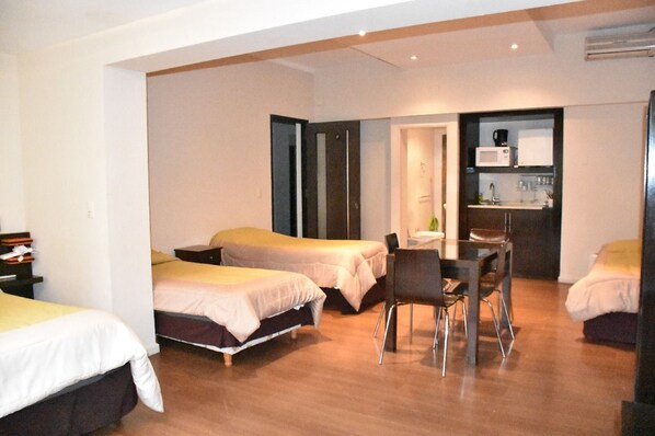 Quintuple Room | Minibar, truy cập Internet không dây miễn phí, bộ trải giường 