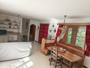 1 bedroom, iron/ironing board, travel cot, free WiFi