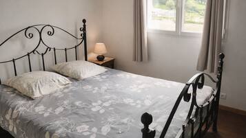 4 bedrooms, iron/ironing board, WiFi, wheelchair access