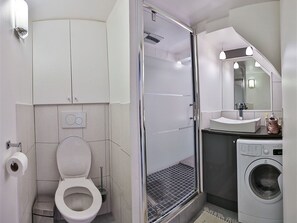 Bathroom - Cozy Villa for 6 Near Lake & Beach in Leucate with Private Parking & Terrace (Port Leucate)