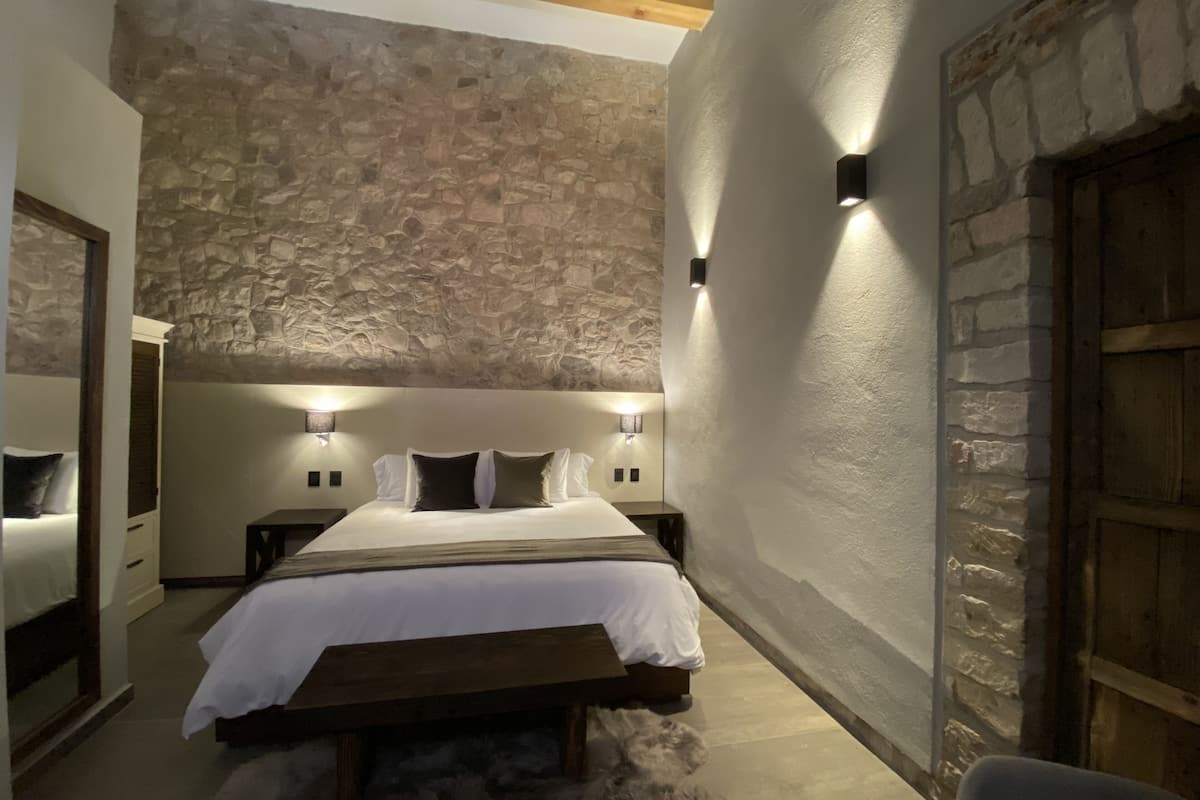 standard room, 1 king bed, non smoking | 1 bedroom, premium bedding, down duvets, in-room safe