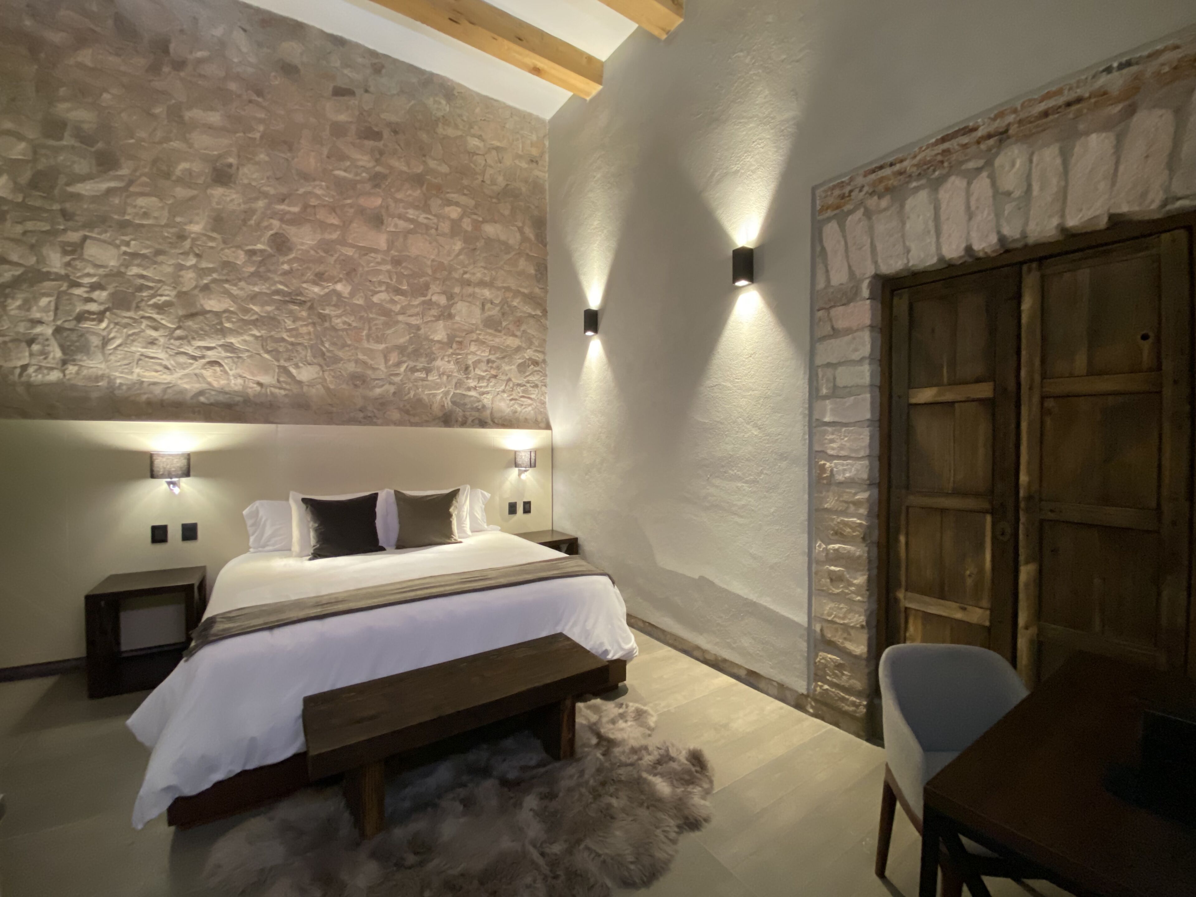 standard room, 1 king bed, non smoking | 1 bedroom, premium bedding, down duvets, in-room safe