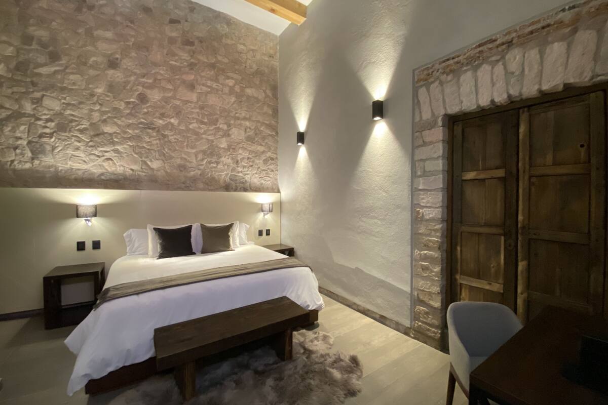 standard room, 1 king bed, non smoking | 1 bedroom, premium bedding, down duvets, in-room safe