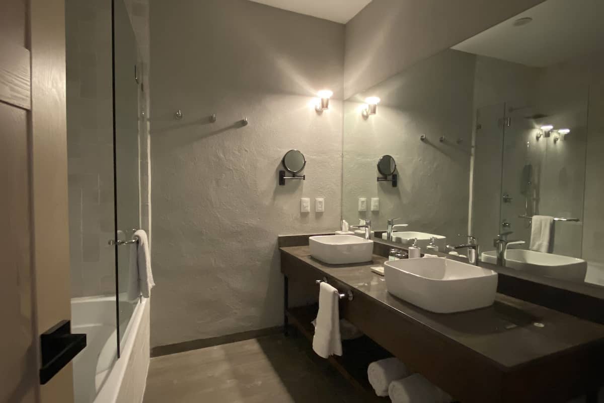 deluxe room, 1 king bed | 1 bedroom, premium bedding, down duvets, in-room safe