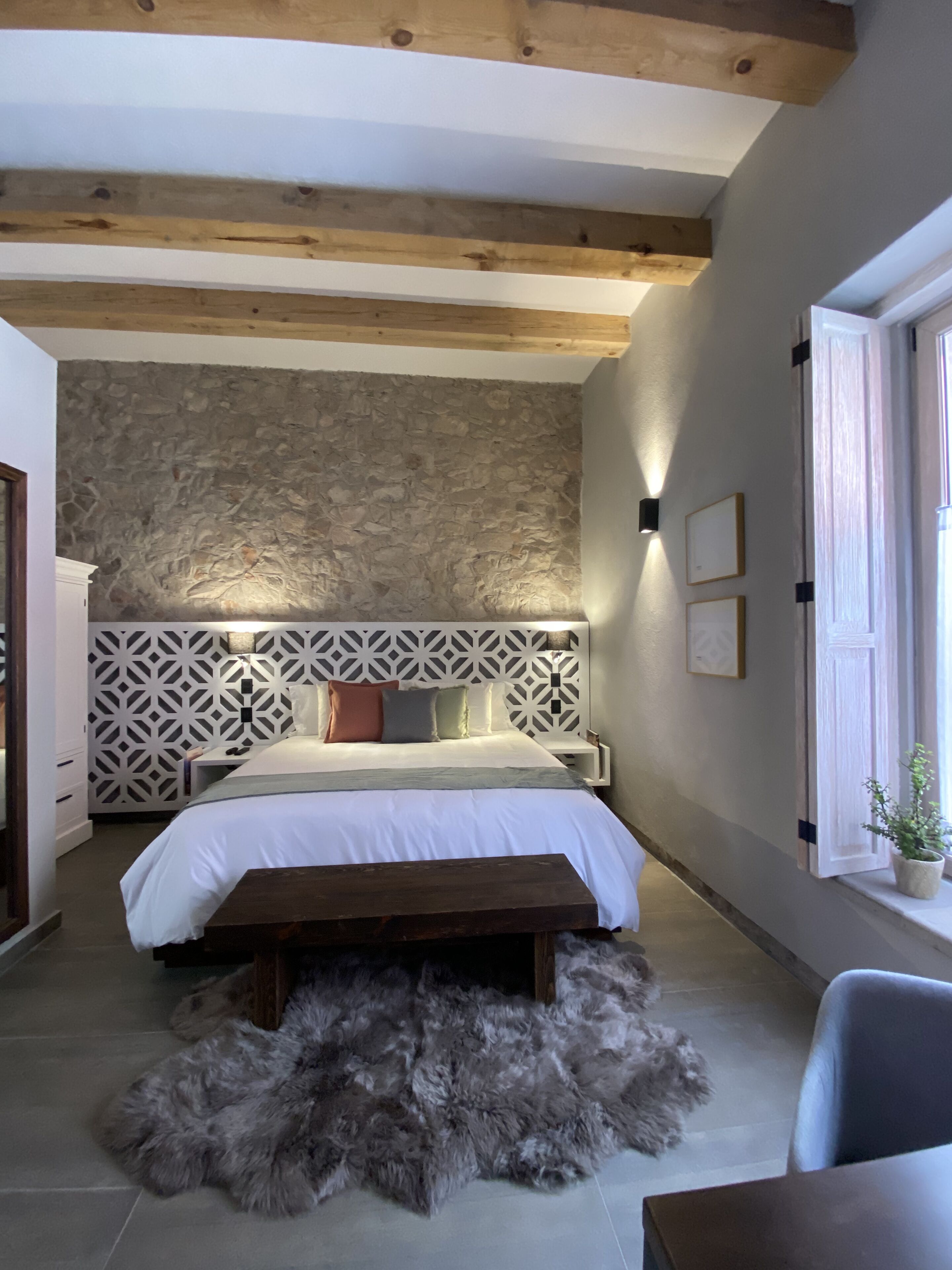 luxury room, 1 king bed | 1 bedroom, premium bedding, down duvets, in-room safe