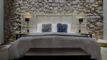 Quarto superluxo, 1 cama King | Roupas de cama premium, edredons de pluma, cofres nos quartos