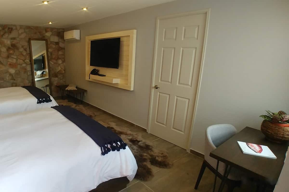 Deluxe-Doppelzimmer, 2 Queen-Betten, Nichtraucher, Blick auf den Innenhof | Hochwertige Bettwaren, Daunenbettdecken, Zimmersafe