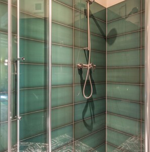 Douche, sèche-cheveux, serviettes fournies