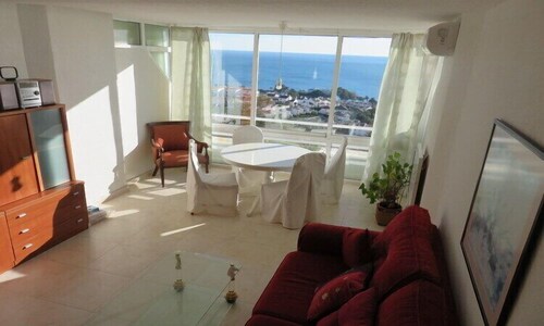 Appartement avec vue sur la mer dans un complexe privé avec jardin, piscine et court de tennis