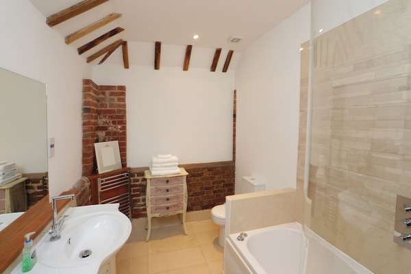 Master bedroom en-suite.