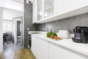 Fridge, microwave, oven, stovetop - Casa Maria Vitória · Vila Berta Balcony (Lisboa)