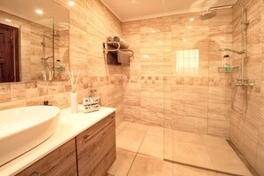 Duschwanne, Haartrockner, Bidet, Handtücher