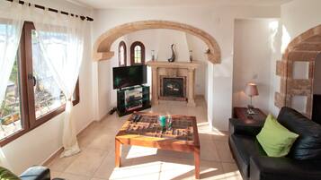 Televisión, chimenea, reproductor de DVD y estéreo